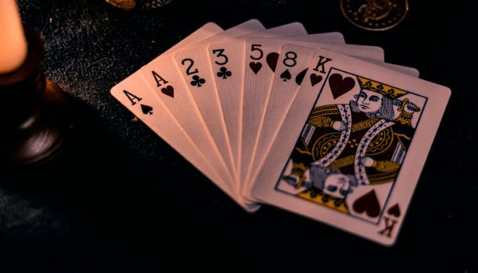 Dealer Live Sic Bo 24jamslot mengocok dadu di studio multi-kamera